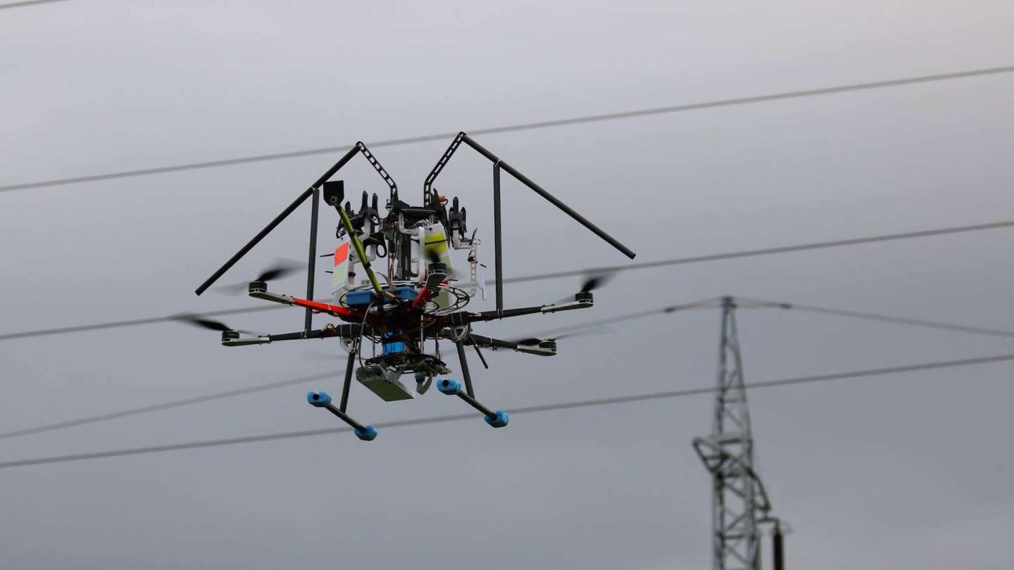 Prezentačná inštalácia prvkov na ochranu vtáctva dronom na 110 kV vedenie pod napätím